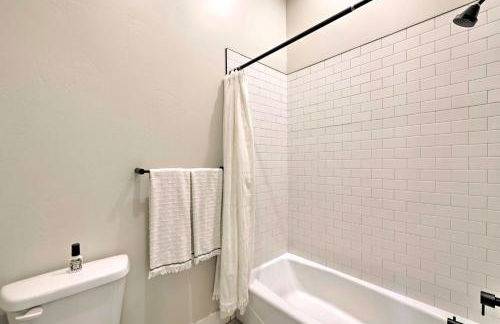 Modern Farmhouse with Patio, Grill and Mtn Views! - Foto 15