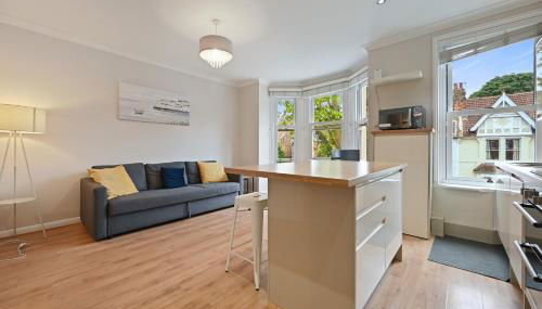 Entire 2 Bed First Floor Flat - Photo 4