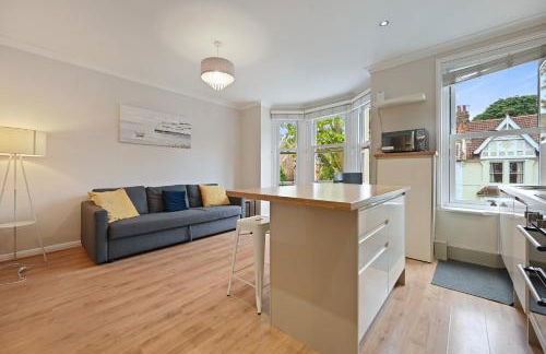 Entire 2 Bed First Floor Flat - Photo 4