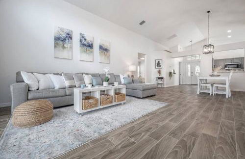 Newly Renovated 4BR 2B Riverview Oasis with King - Foto 33