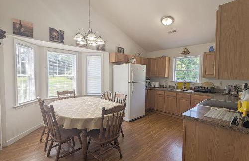 Cheerful 4Br Water View Lakehouse with Dock & More - Foto 22