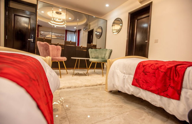Lux Suites Hayana Palm Apartments - Photo 13