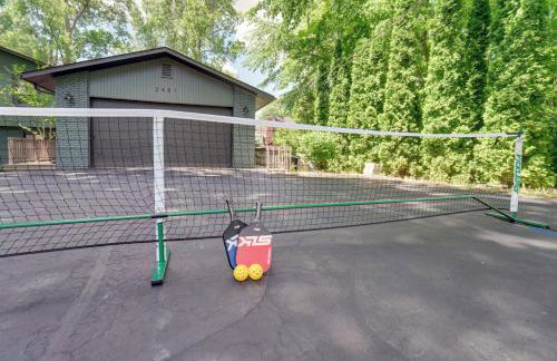 Lakefront Retreat with Views and Decks and Fire Pit - Foto 4