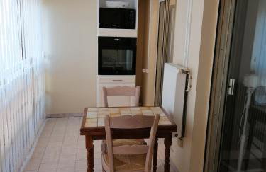 air-conditioned apartment with pool plus beach shuttle - Photo 2