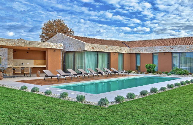 Enticing Holiday Home in Brtonigla with Hot Tub - Photo 30