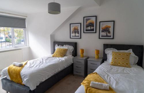 Spacious 15 Guest Home With 9 Beds in Shirley - Photo 10