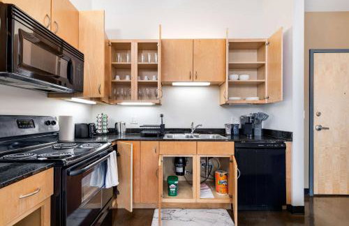 West Loop - City Views With In & Out Parking 2 - Photo 3