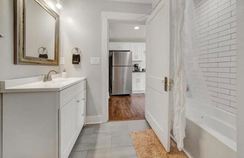 Lavish Flat w King Bed in near DT Food & Shops - Foto 18