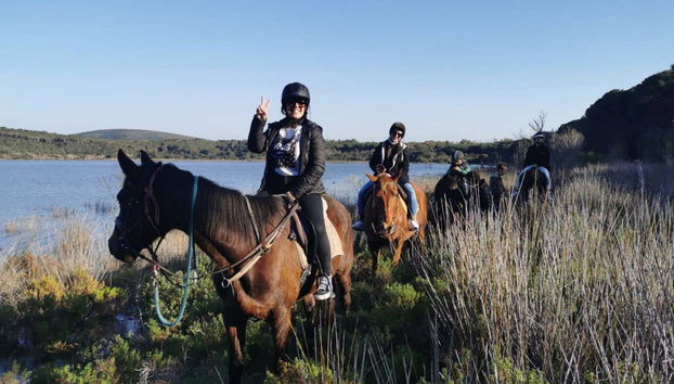 Posando con los caballos junto al lago Baratz