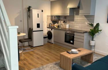 Dartford Luxurious House with Parking - Netflix - Wi-Fi - Photo 1