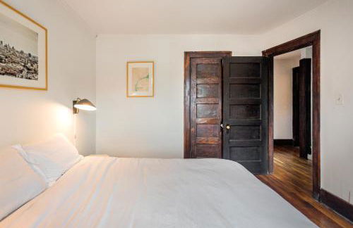 Luxe Mid-Century Styled Historic Townhouse #1 - Foto 16