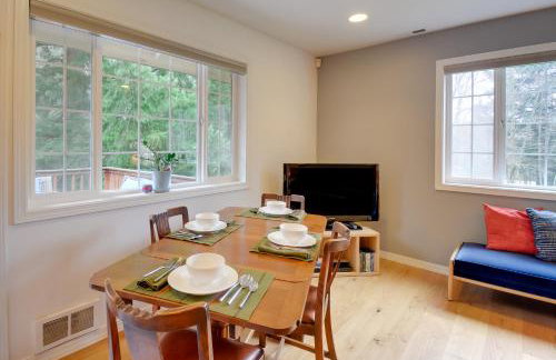 Central 4-Acre Cottage with Deck Walk to Bay! - Foto 4