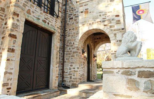 Castle Stay by Gathering Place Hot Tub & Fire Pit - Foto 2