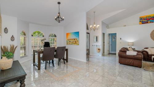 Elegant 4BR Pool Sanctuary - Ideal for Work or Play! - Foto 3