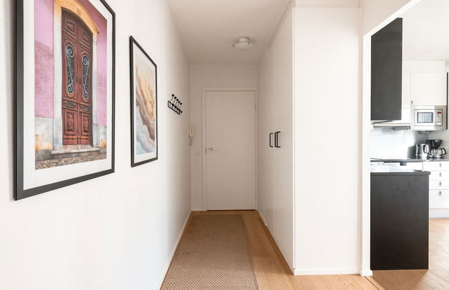 2ndhomes Modern & Cozy 2BR Apt w Balcony - Foto 1