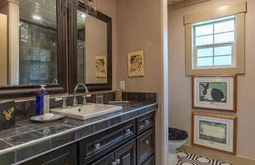 Uncle Chris Cabin by KABINO Air Conditioning Smart TVs Chefs Kitchen Spacious WiFi Grill Bills Island Reservoir Fishing - Foto 30