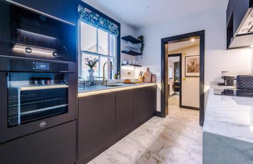 Unique 4 Bed Home in The Windsor Tapestries by Casa by Grace - Sleeps 7-9, Private Hot Tub Hire, Free Parking, Dog Friendly, Legoland, Windsor Castle - Foto 23