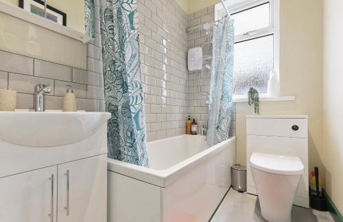 Home from Home 4 Bed - Ideal for Workers & Great for Groups, FREE Parking, Spacious, Pet Friendly Netflix - Foto 7