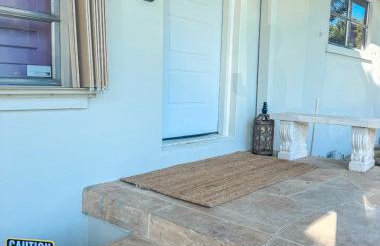 Tropical PoolHome Walk to Shops Near Beach - Foto 49