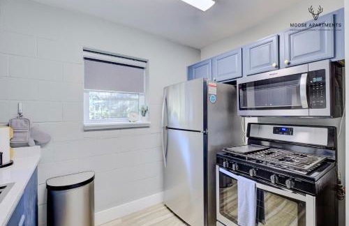 The Moose #5 - Modern Comfy Studio with King Bed, Free Parking & Fast WiFi - Foto 19