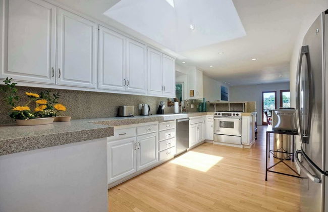 Serene Coastal Home Sleeps 8 1 Mile From Beach! - Foto 8