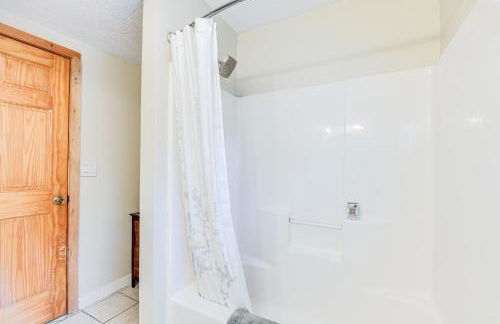 Charming and Cozy Cabin Near Lake Champlain! - Foto 16