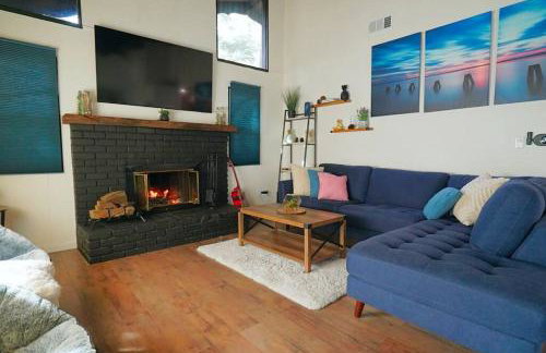 Beautiful Renovated Cozy Forest Home with Hot Tub in Crestline - Foto 48