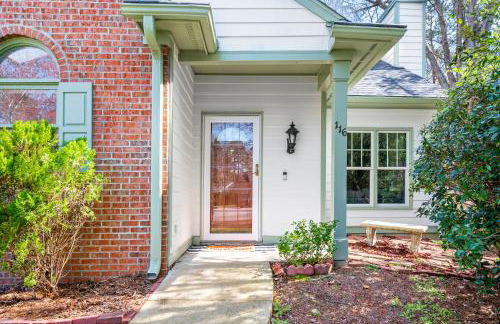 Cozy Industrial Kildaire Farms Home- near Downtown - Foto 4