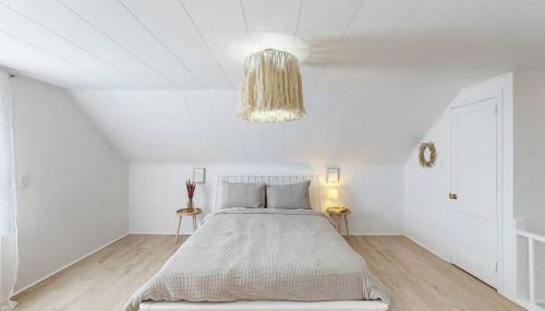 End Zone Escape-Light and Bright HOF Village Home - Foto 2