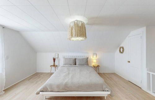 End Zone Escape-Light and Bright HOF Village Home - Foto 2