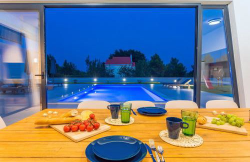 VILLA ALMIC with heated pool, 5 bedrooms, Gaming room, a multi-use playground court - Photo 41