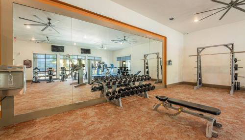 Luxe 2B/2B Getaway - Pool, Gym, Garage, Pet Wash - Photo 5