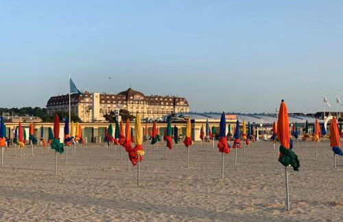 Duplex au cœur de Deauville avec vue imprenable et parking privé - Photo 15