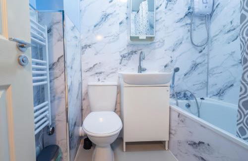 Near Heathrow T5 Slough Windsor sleeps 3-4 - Photo 15