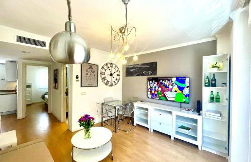 Maravilloso apartamento céntrico de 70m2, jardín propio 40m2 con piscina para niños y parking opcional - Foto 1