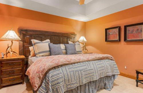 Outdoor Private Hot Tub, In Home Movie Theater, Luxurious Creekside Home - Photo 33