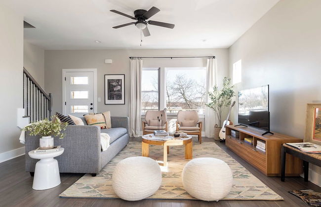 Shelton & Urban by Avantstay Sleeps 20! 2 Unit Buyout! Spacious Design - Photo 23