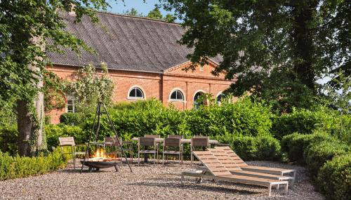 GUT KLETKAMP "Penthouse im Schloss" - Premium-Ferienwohnung mit 5 Schlafzimmern auf 400qm I Kamin I 2 Wohnzimmer I Garten & Terrasse I Wald- und Seeblick I Profi-Küche I 15 Min zur Ostsee I Parkplätze I WLAN - Foto 3, Garden, Garden view