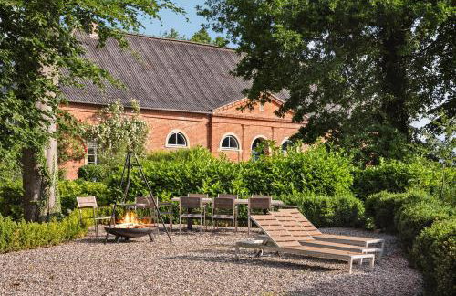 GUT KLETKAMP "Penthouse im Schloss" - Premium-Ferienwohnung mit 5 Schlafzimmern auf 400qm I Kamin I 2 Wohnzimmer I Garten & Terrasse I Wald- und Seeblick I Profi-Küche I 15 Min zur Ostsee I Parkplätze I WLAN - Foto 3