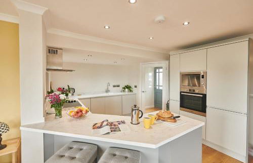 Lloret, Contemporary Retreat with Hot Tub & Waterside Views - Photo 21