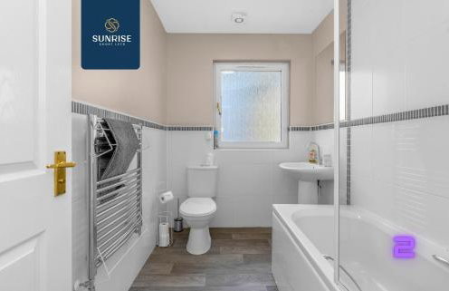 Muirton House 2 - INVOICE and REDUCED PRICE only via SUNRISE SHORT LETS DUNDEE, SLEEPS 8 has 4 Twin Bedrooms with 4 Car Parking, 2 Baths, 5 Smart TV, Fully Equipped, Garden, Free WiFi, and ONLY 9 Mins to STANNERGATE Ports - Foto 7