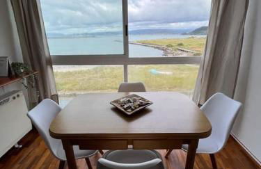 Piso primera línea de playa y vistas al mar en Cariño - Foto 2