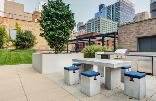 W Loop Studio w Deck Pool Gym 3 blocks to L CHI-644 - Foto 27