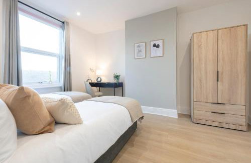 Spacious 2 Bedrooms House Near Leeds Centre, Free Parking, Ideal for Contractors & Long Stays - NordStay - Photo 9