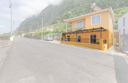 Scenic Home with Panoramic Sea & Mountain Views in São Vicente - Foto 28