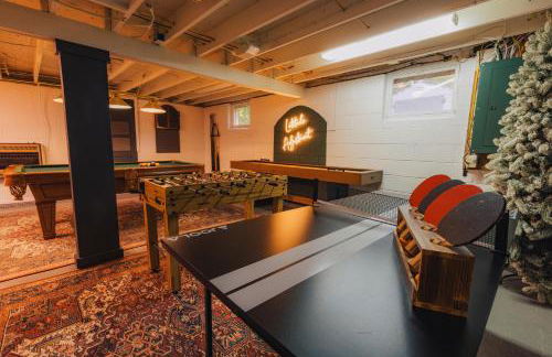 Family Pocono Gem by the lake with private sauna, hot tub, and huge game room - Foto 41