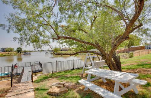 Game Room and Dock Waterfront Granbury Lake Retreat - Foto 36