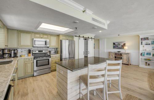 New dog-friendly Listing! Updated direct oceanfront with spacious balcony and heated pool - Foto 56