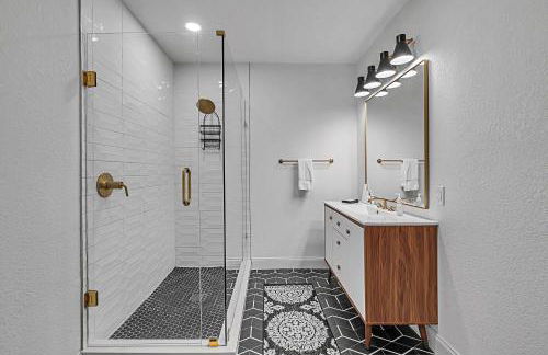 New-The Mod Poppy Large home 10 minutes from it all - Photo 25