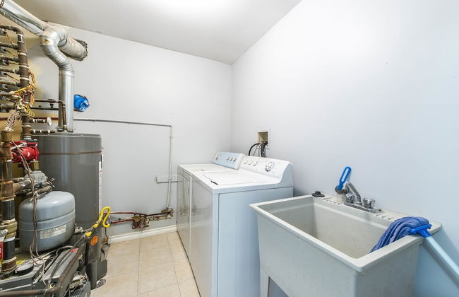 Family Home-Metrotown by Elevate Rooms - Photo 14